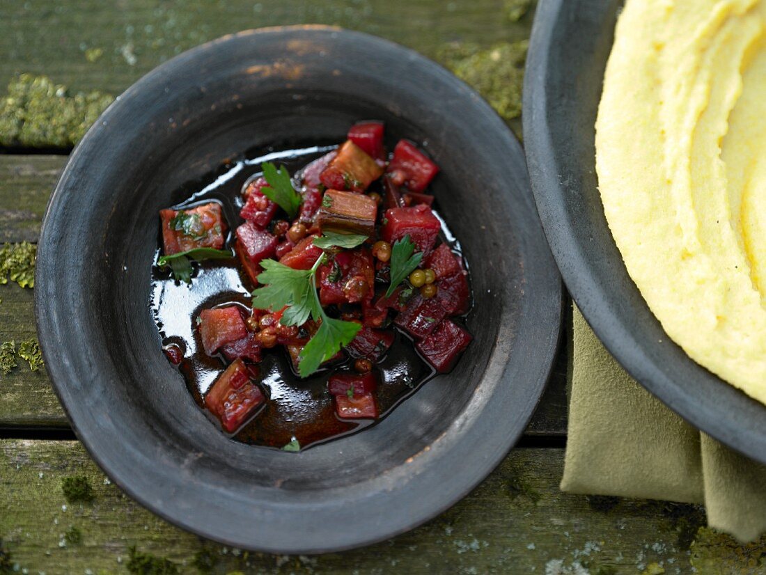 Auberginenragout mit Rotwein und grünem Pfeffer, dazu Kartoffelpüree