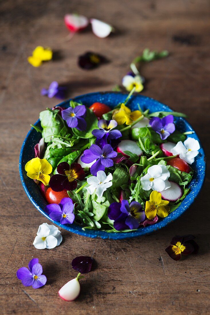 Spring salad with radishes and edible flowers