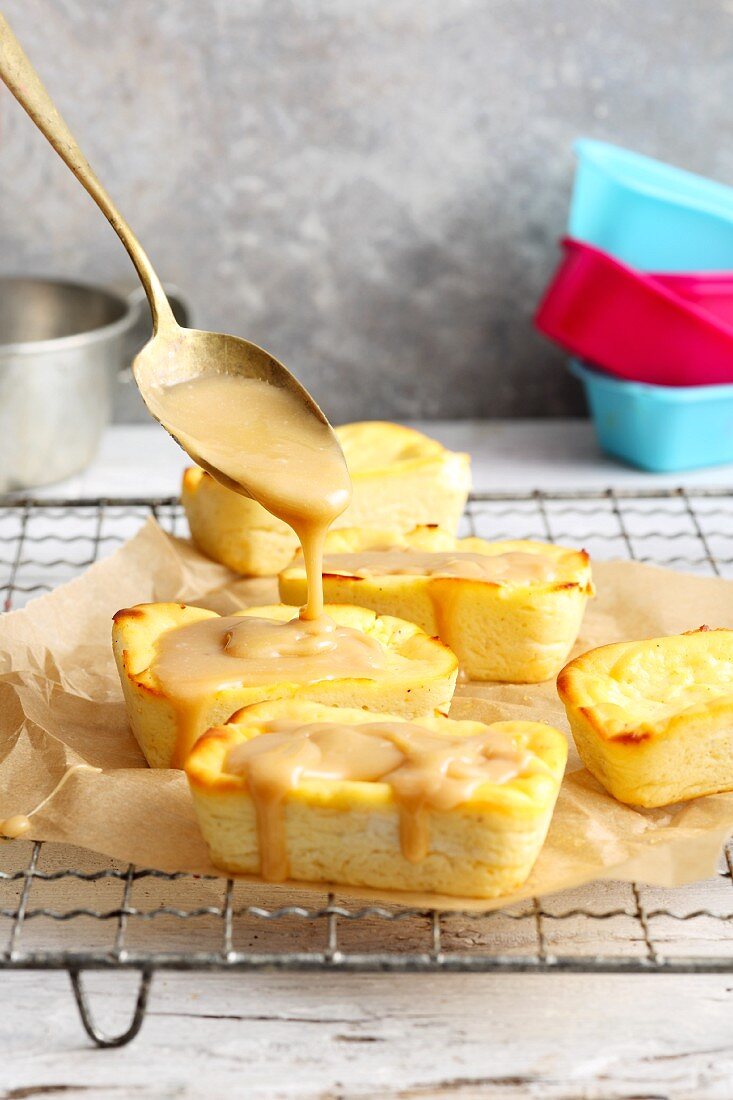 Mini-Käsekuchen mit Karamellguss