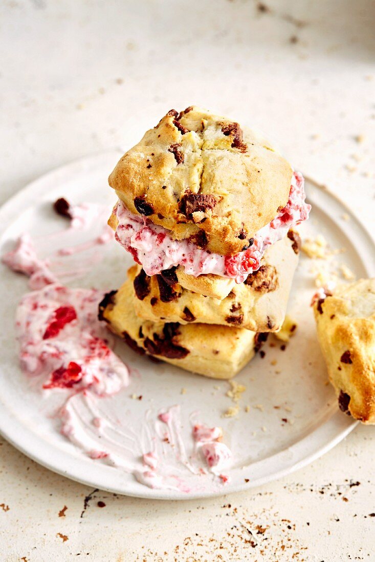 Nougat-Scones mit Mascarpone-Himbeercreme (Soulfood)