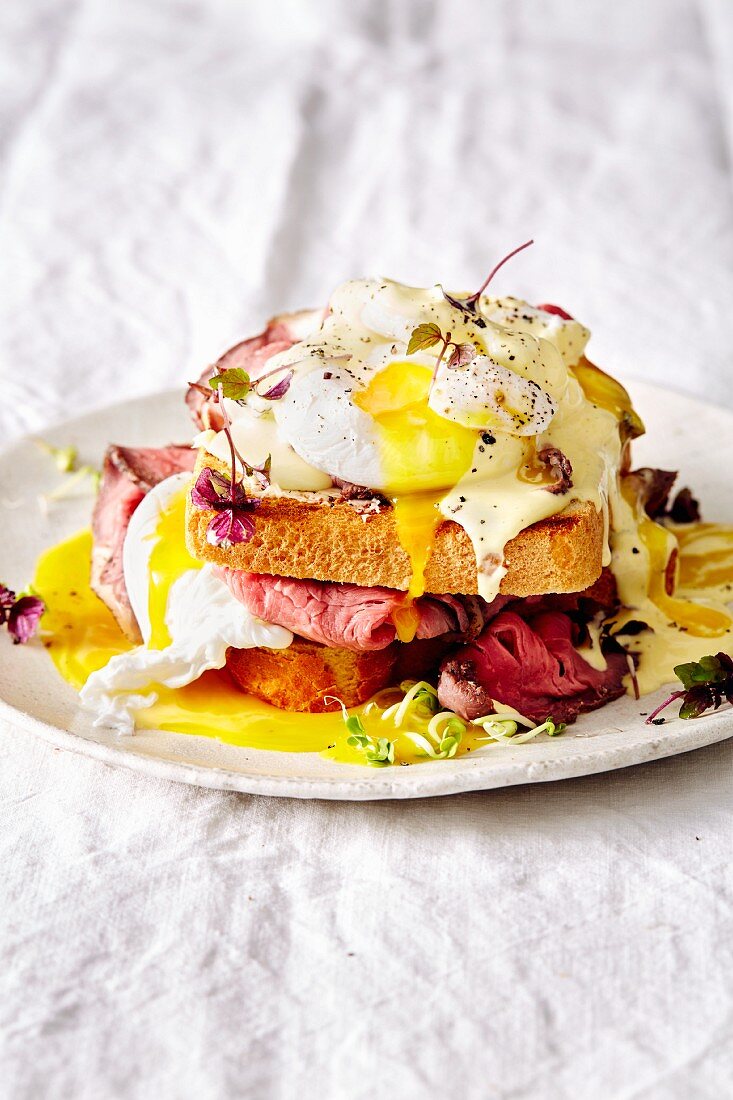 Toast Benedict with roast beef and Hollandaise sauce (soul food)