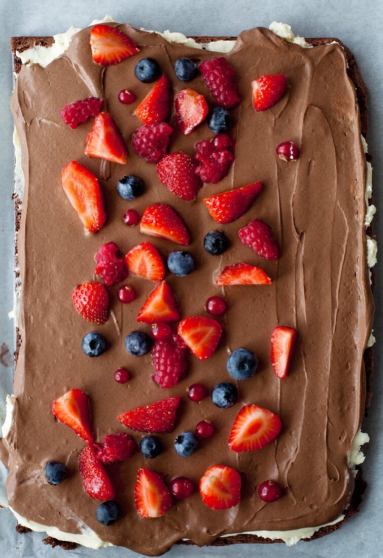 Schokoladenmoussetorte mit frischen Sommerbeeren (Draufsicht)