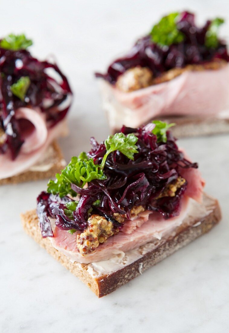 Belegtes Brot mit Schinken, grobkörnigem Senf und Rotkohl