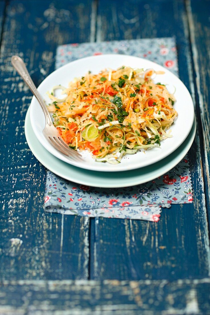 Sauerkrautsalat mit Lauch und roter Paprika