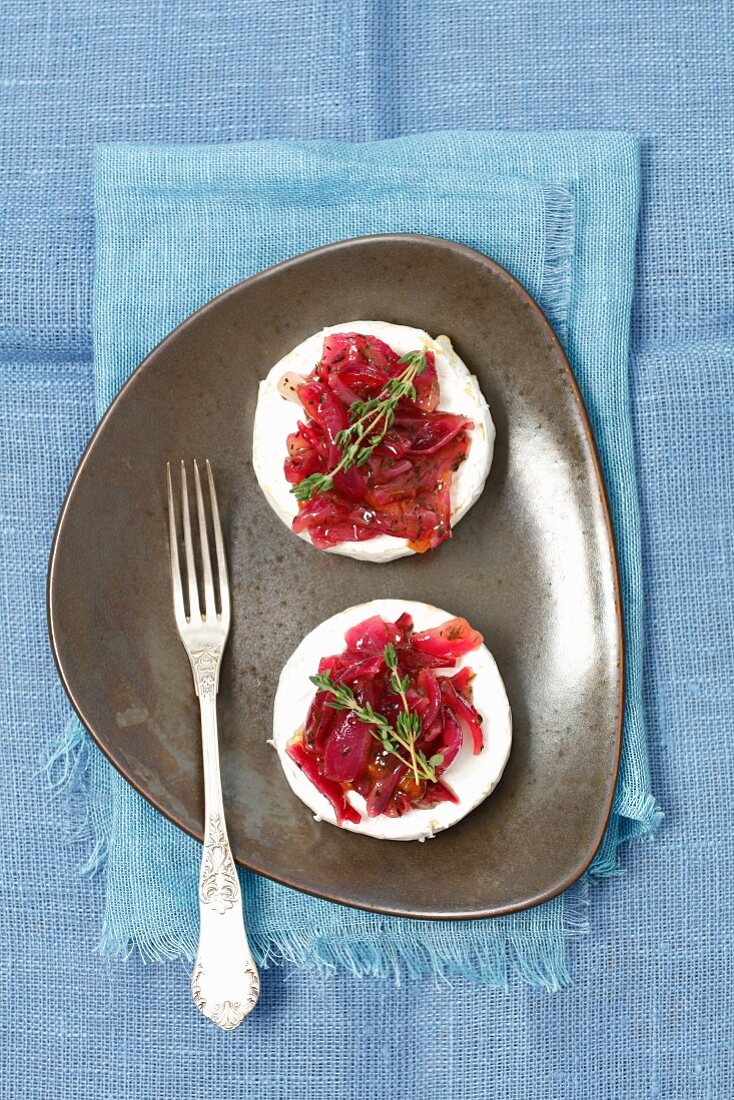 Gebackener Camembert mit karamellisierten roten Zwiebeln und Aprikosenmarmelade