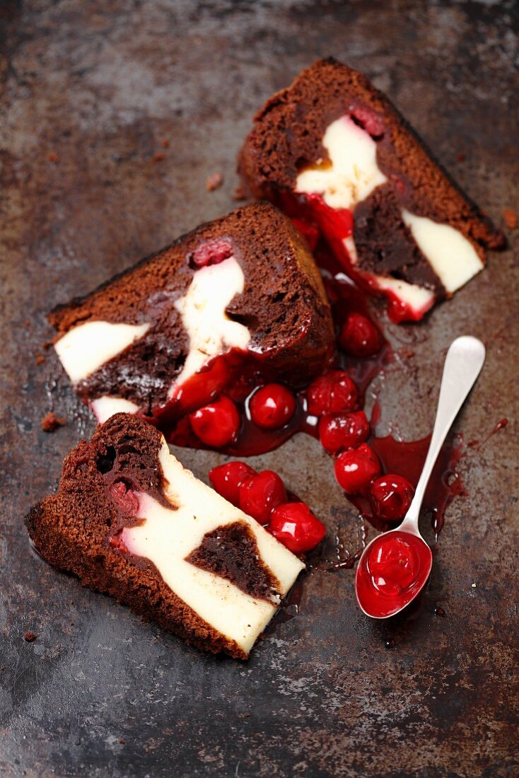 Schokoladenkuchen mit Käsekuchen und Kirschen