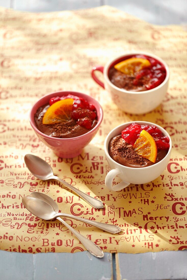 Schokoladenmousse mit Preiselbeeren und Orange zu Weihnachten