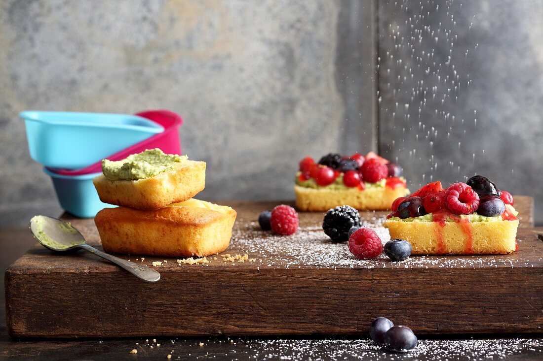 Mini sponge cakes with fruits