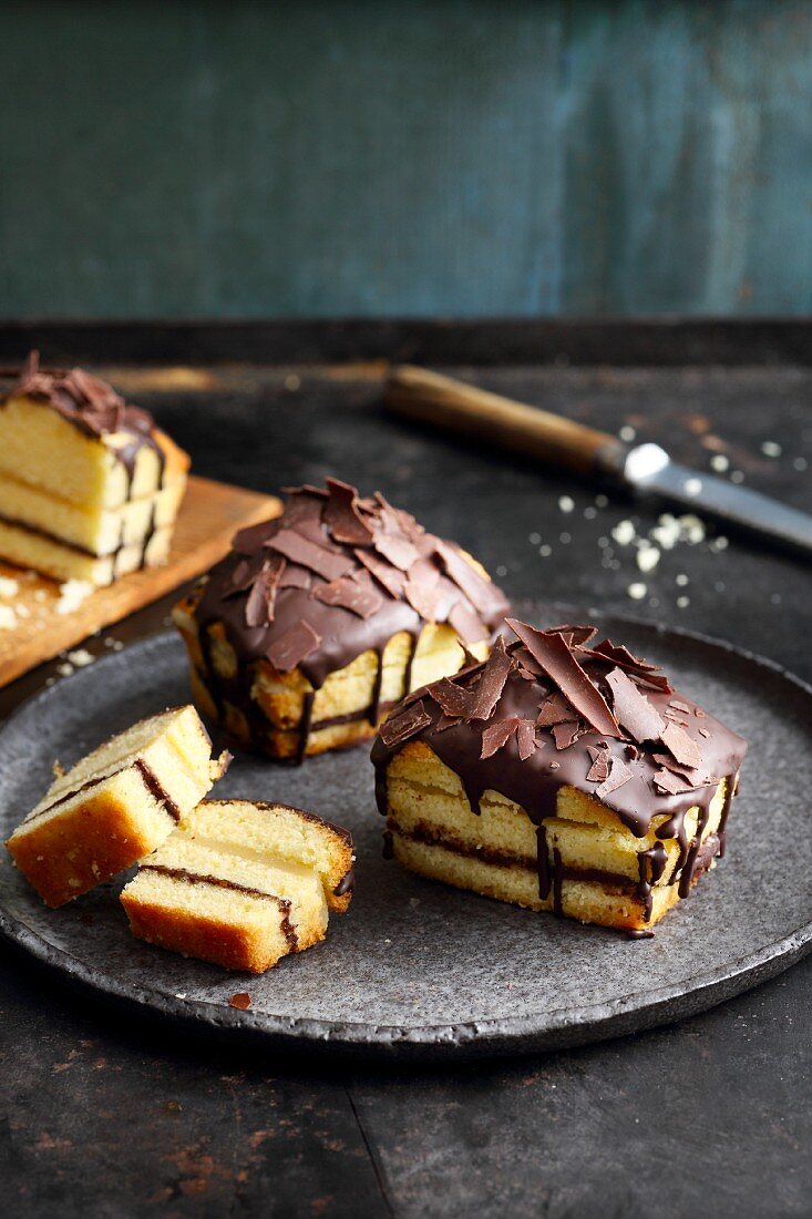 Mini layered cakes with apricot jam and marzipan