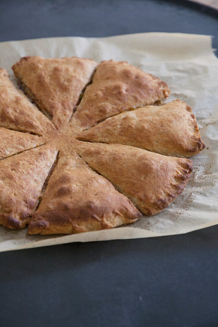 Vegane Pizzataschen gefüllt mit Paprika und Chili