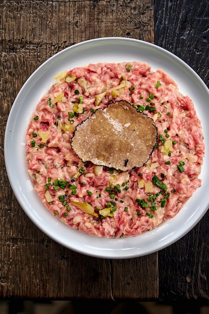 Beef tartar with truffles and chives