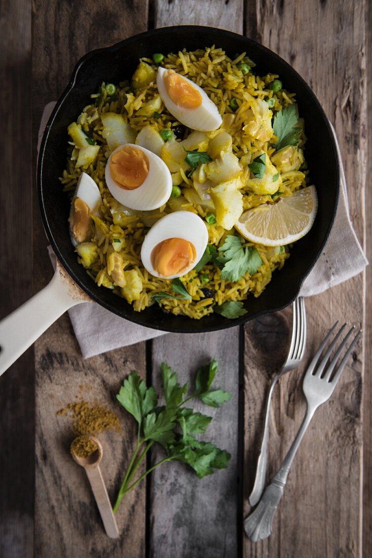 Kedgeree mit geräuchertem Schellfisch, Curry und gekochtem Ei