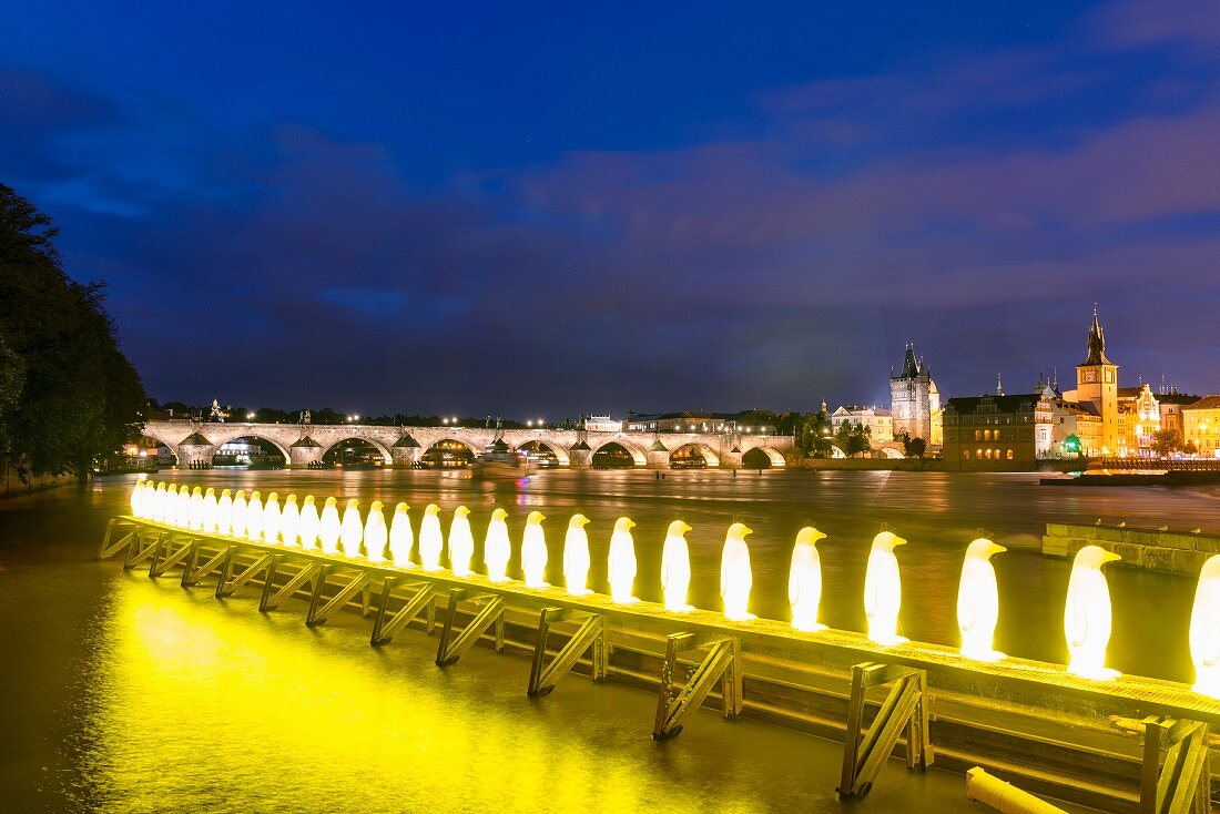 Blick auf die Karlsbrücke, davor leuchtende Pinguine, Prag, Tschechien