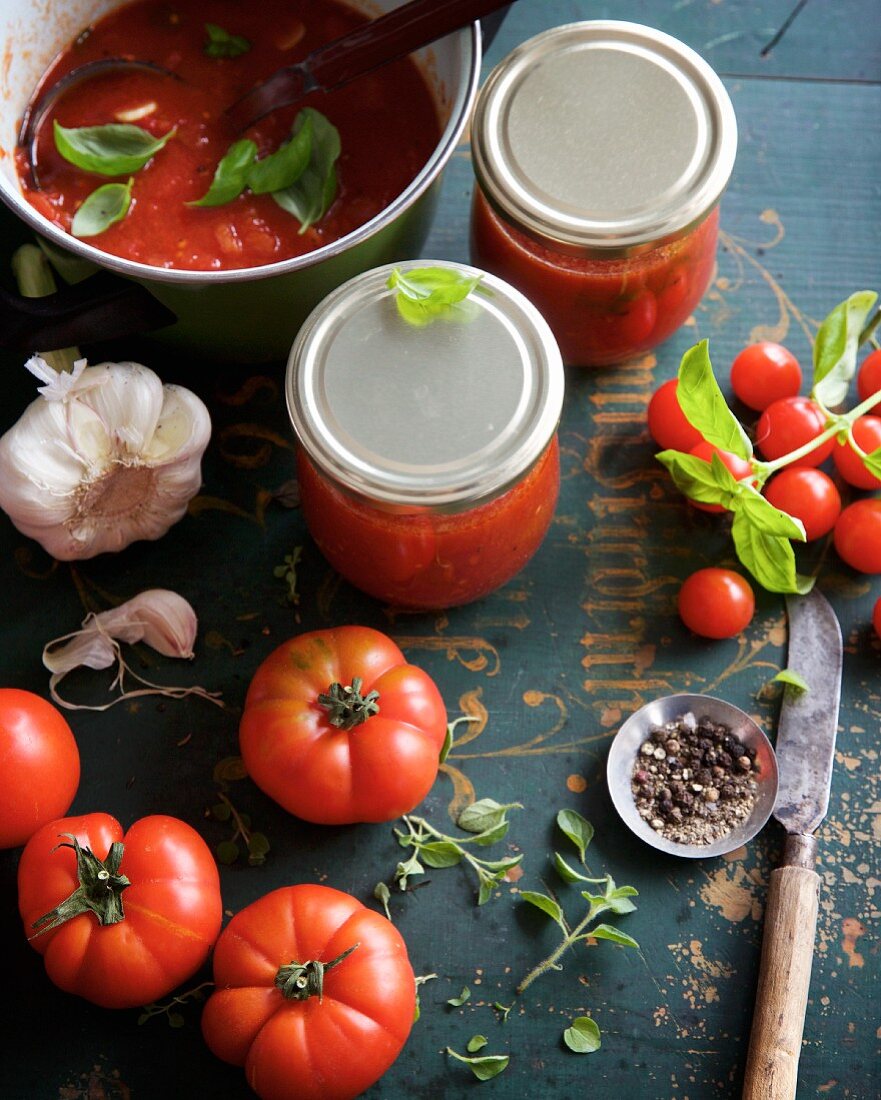 Eingemachte Tomatensauce mit Basilikum