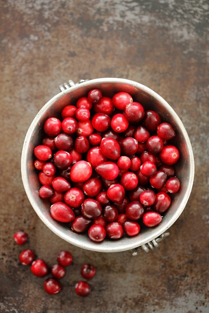 Frische Preiselbeeren in einer Schale