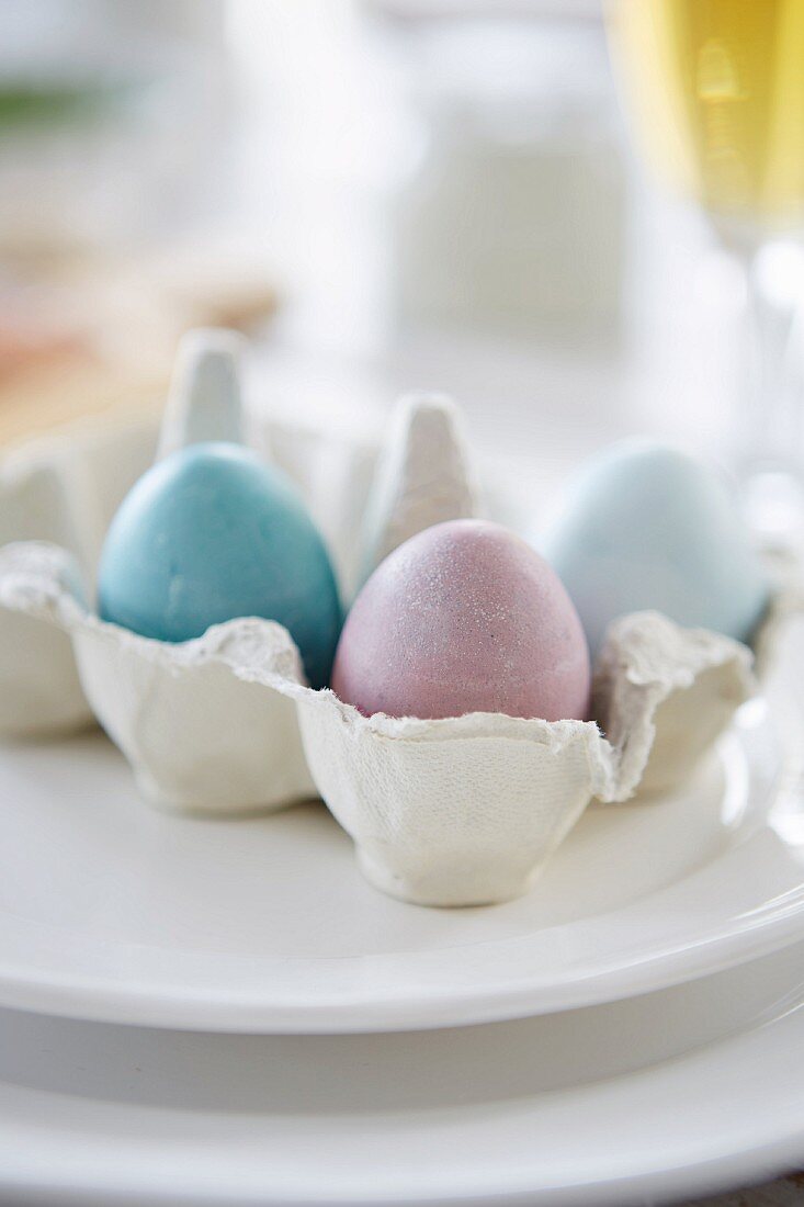 Gefärbte Ostereier im Eierkarton