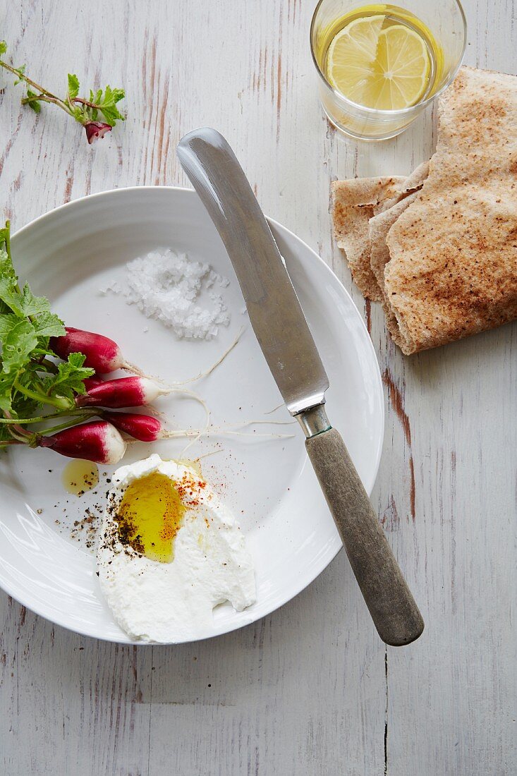 Radieschen mit Joghurt, Salz Olivenöl und Fladenbrot