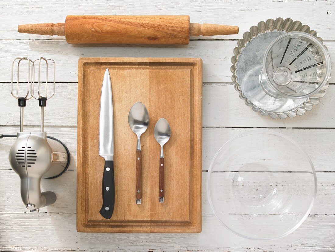 Kitchen utensils to make quiche