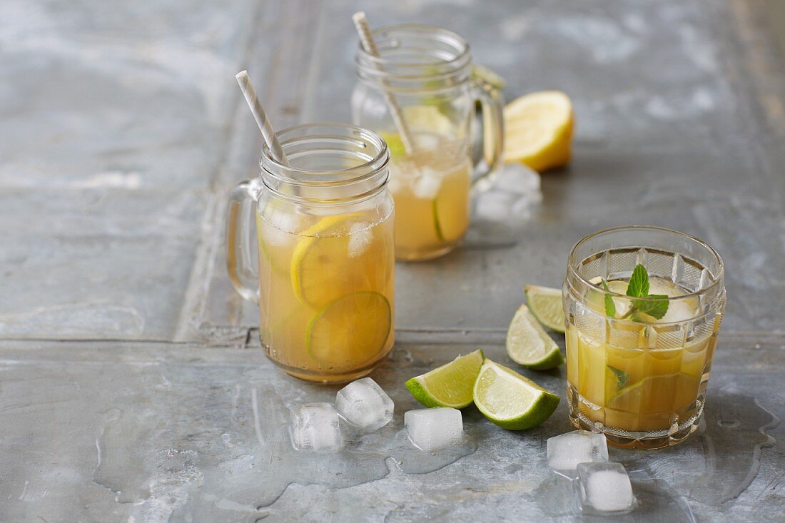 Zitronen-Eistee und Ananas-Mojito (zuckerfrei)
