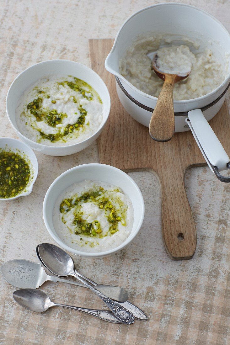 Zuckerfreier Mandelmilchreis mit Zitronen-Pistazien-Pesto