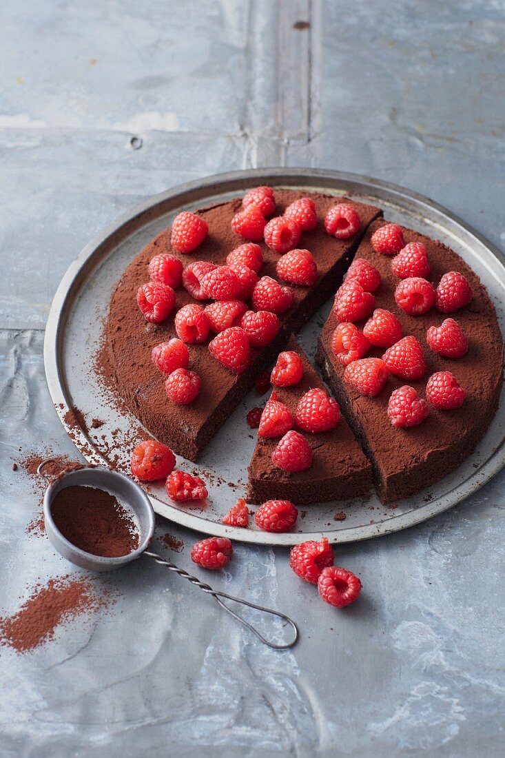 Zuckerfreier Schoko-Dattel-Kuchen mit frischen Himbeeren