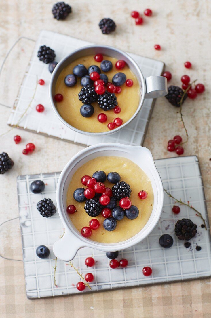 Zuckerfreie Yuzu-Zitronencreme mit frischen Beeren