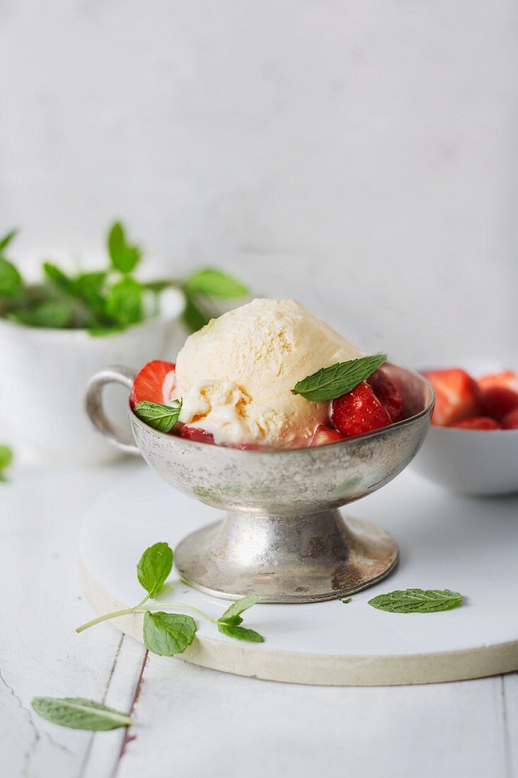 Sugar-free cardamom and cinnamon ice cream with strawberries