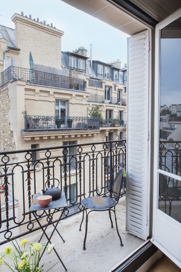 Metallmöbel auf Balkon mit Blick auf Nachbarhaus