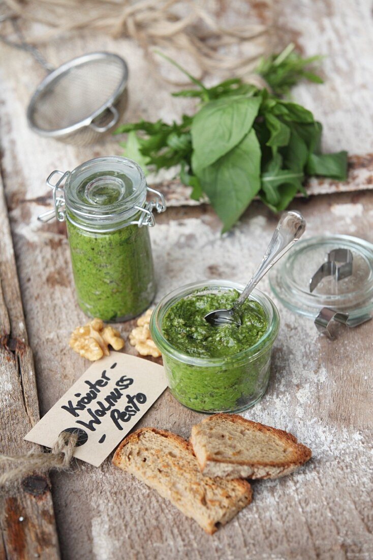 Kräuter-Walnuss-Pesto im Glas