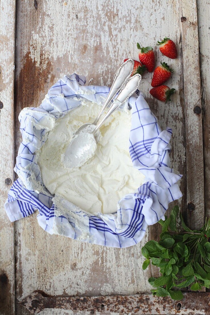 Vanilla cream with strawberries and mint