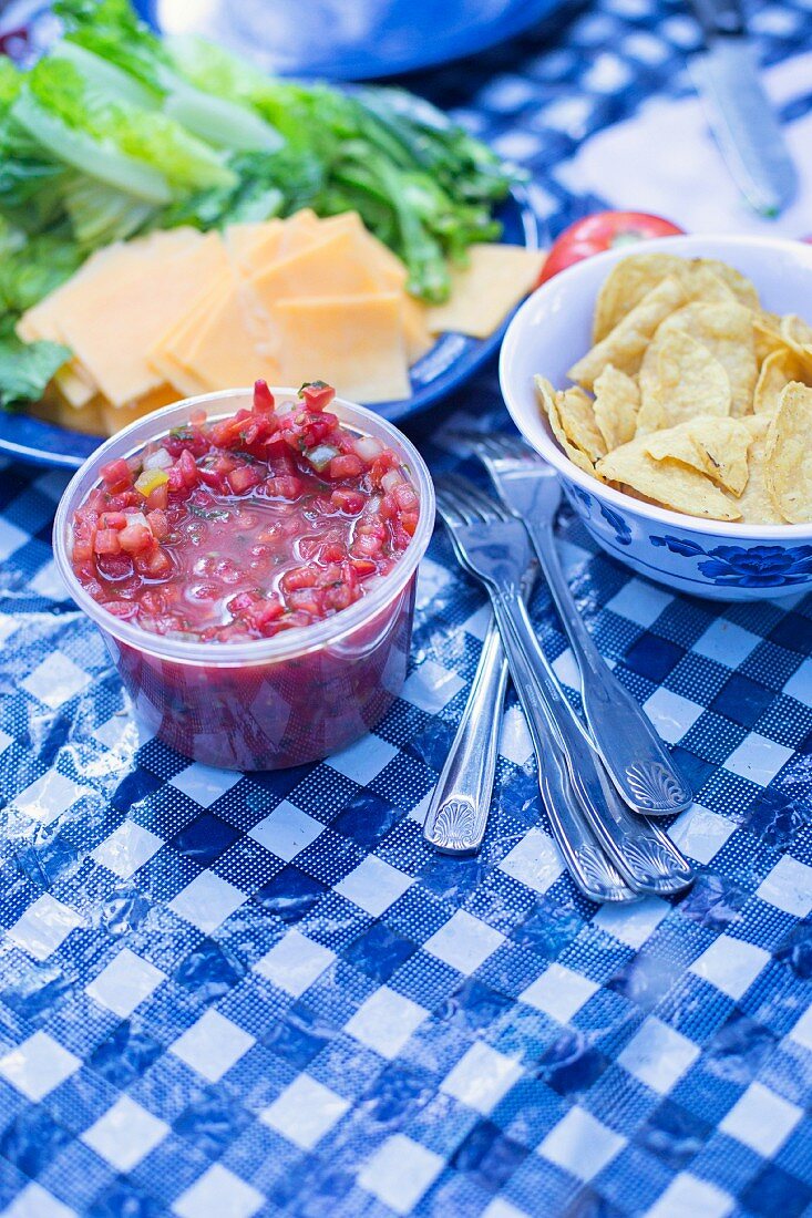 Salsa, Mais, Salat und Käse für Tacos auf einem Tisch