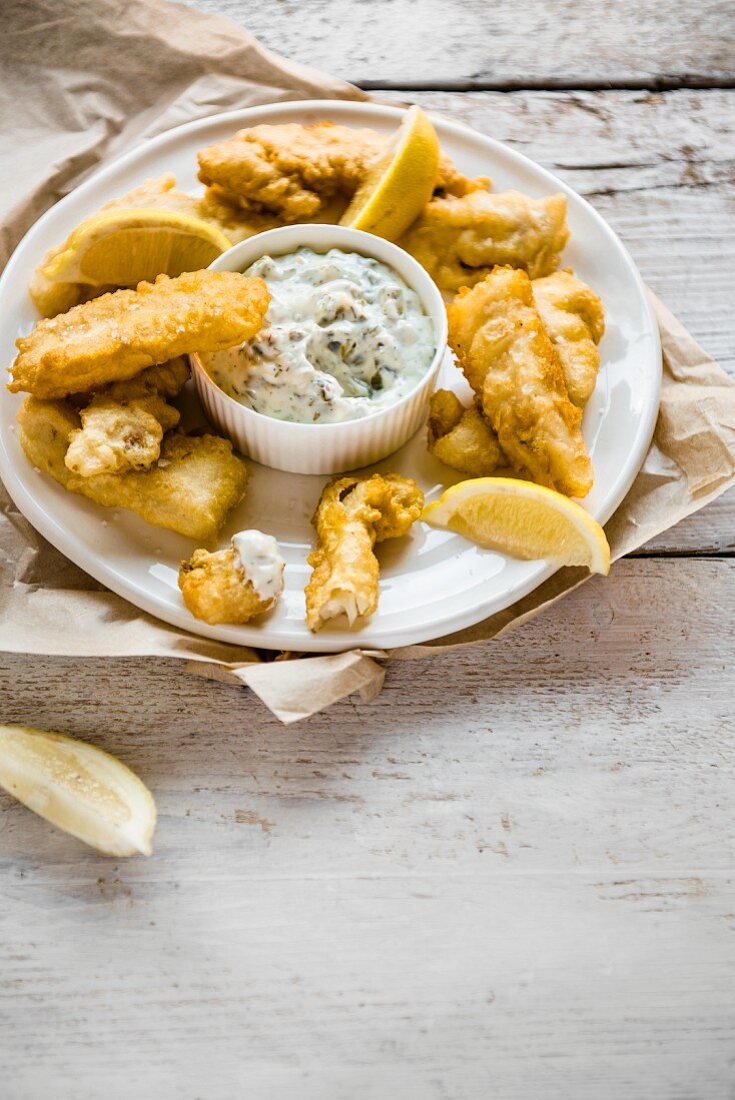 Frittierte Fisch-Goujons mit Sauce Tartare und frischer Zitrone