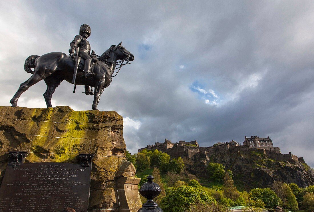 The Royal Scots Greys Monument mit dem Edinburgh Castle im Hintergrund, Edinburgh, Schottland