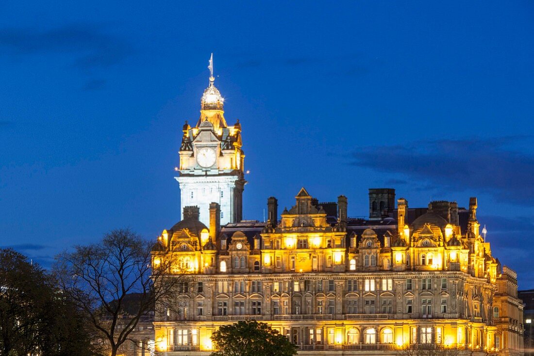 The Balmoral Hotel in Abendbeleuchtung, Edinburgh, Schottland