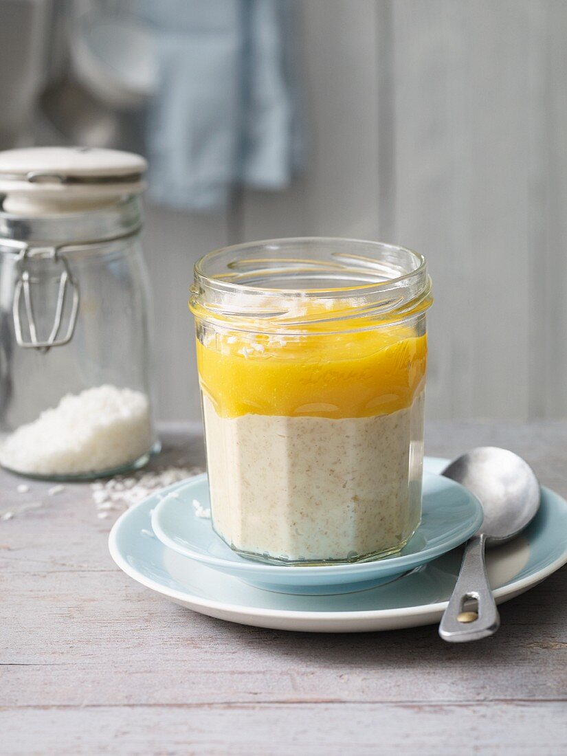 Warm porridge with coconut and mango purée (lactose-free)