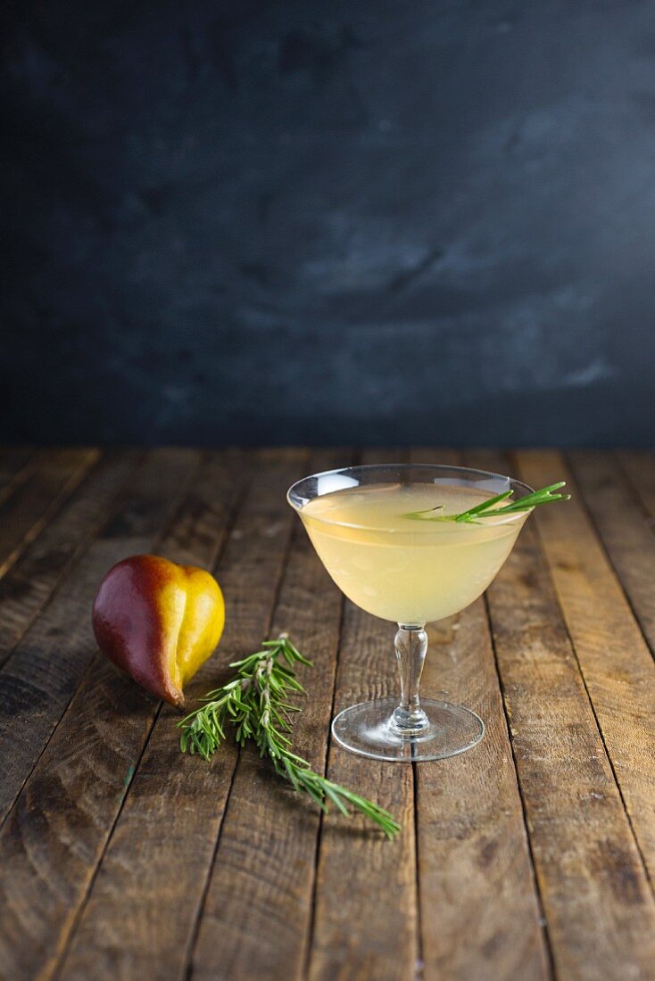 Birnen-Rosmarin-Cocktail