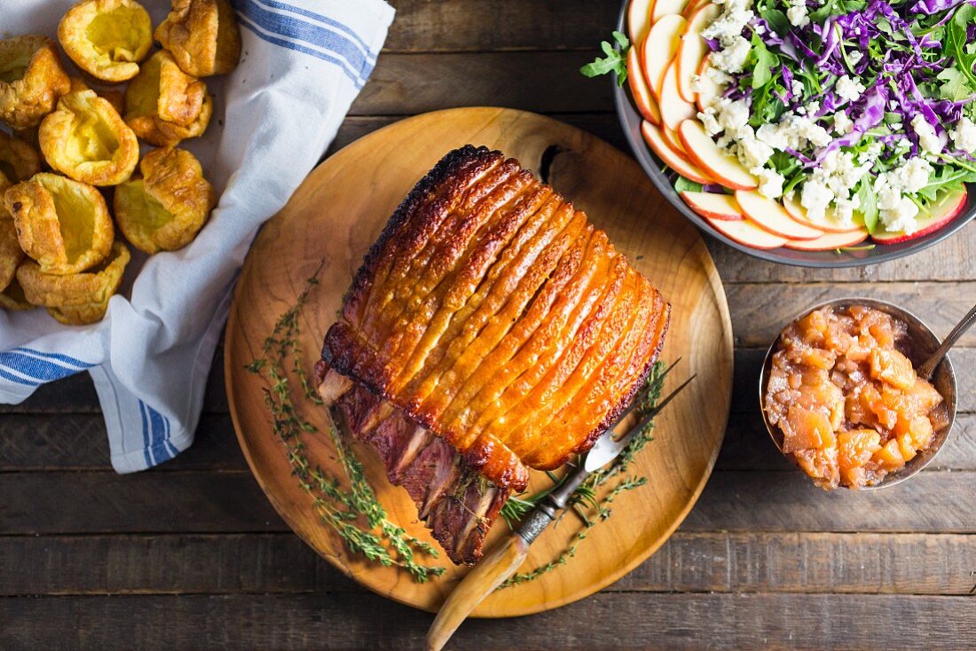 Gebratene Schweinelende mit Chutney, Salat und Yorkshirepuddings