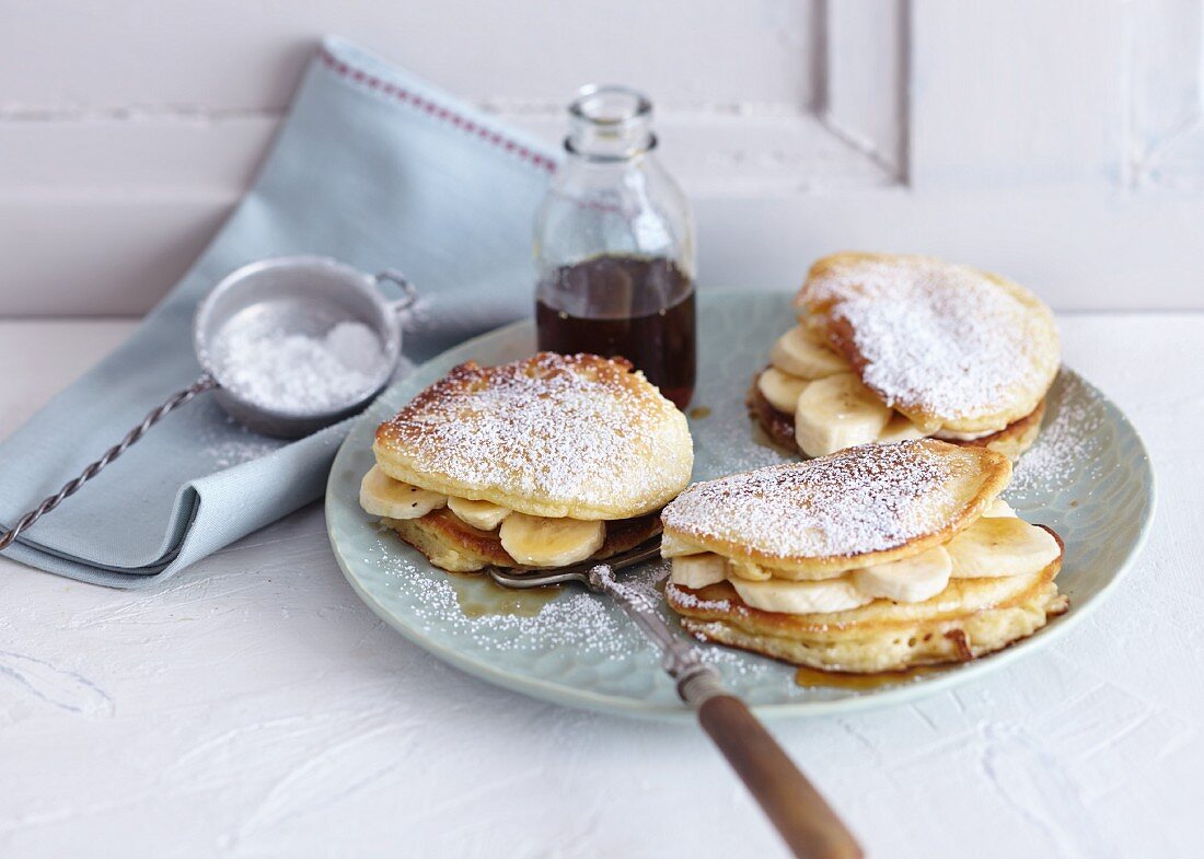 Buttermilch-Pancakes mit Ahornsirup und frischen Bananen
