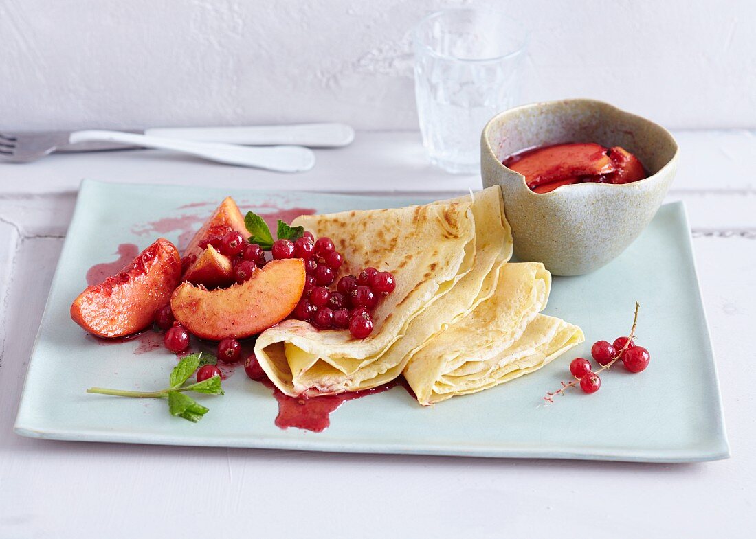 Vanillecrepes mit bunten Sommerfrüchten