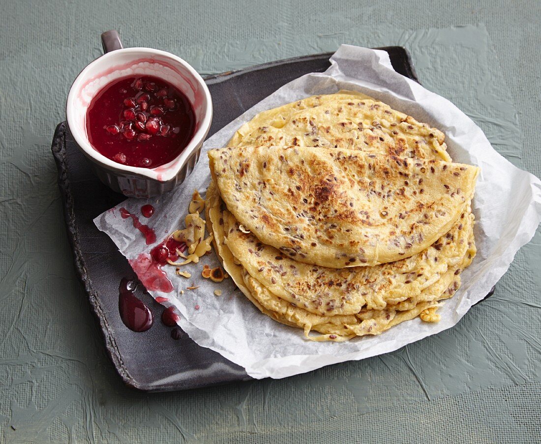 Dinkelpfannkuchen mit Leinsamen und Granatapfelsauce