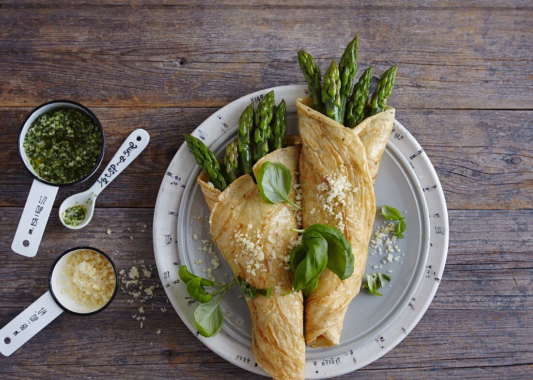 Vegetarische Pfannkuchen mit grünem Spargel und Mandeln