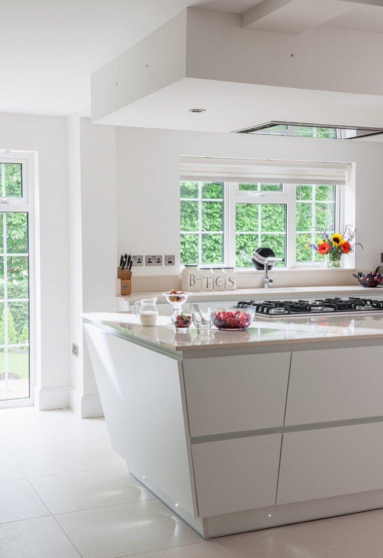 Tapered island counter in white, modern kitchen
