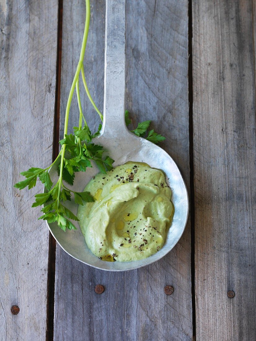 Vegane Petersilien-Avocadosauce mit Walnüssen