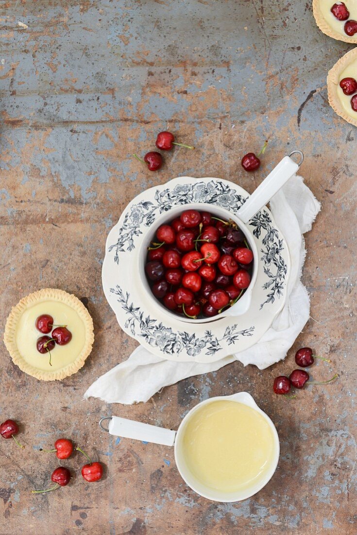 A tartlett with vanilla pudding and cherries