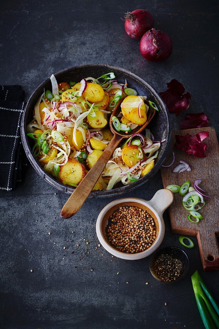 Veganer Bratkartoffelsalat mit Buchweizenpops (sojafrei)