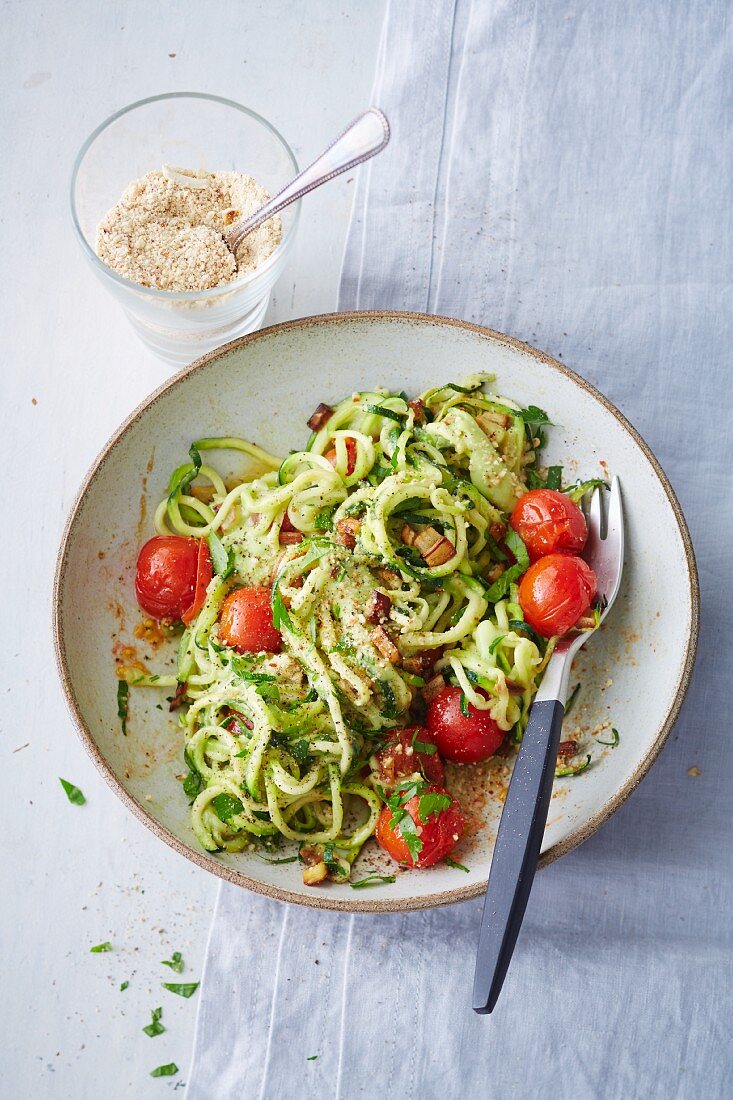 Vegan zoodles with avocado and tomatoes (soya-free)