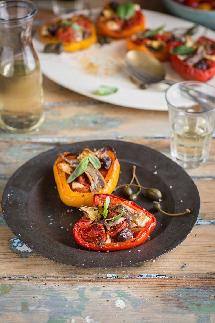 Gefüllte Paprikaschoten mit Tomaten, Sardellen und Kapern