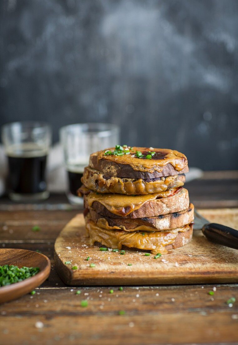 Gestapelte Welsh Rarebit Sandwiches