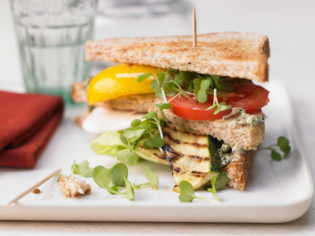 Club-Sandwiches mit gegrilltem Gemüse und Pesto-Creme