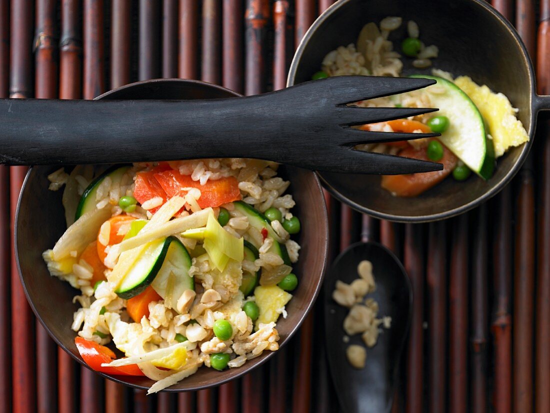 Vegetarisches Nasi-Goreng mit Möhren, Paprika und Rührei